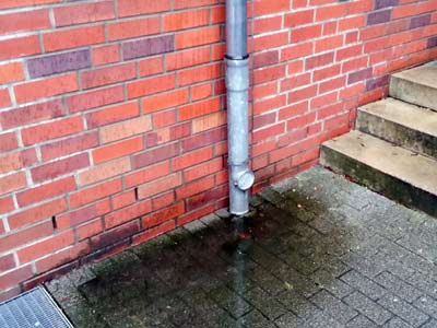 Verstopftes Regenfallrohr kann zu Feuchtigkeit im Keller führen (Isernhagen)